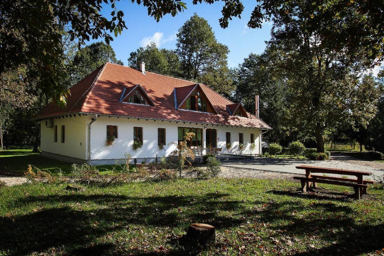Hodoseri Vadaszhaz Bakonyszentlaszlo Buitenkant foto